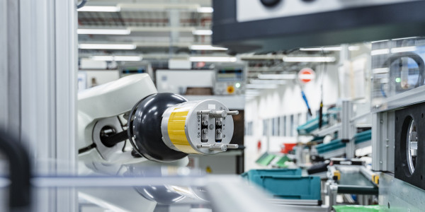 Células Robotizadas La Font d'en Carròs · Células de Montaje para Manipulación de Piezas